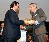 Miguel Carballeda, presidente de la ONCE, entrega el premio a Asís Martín de Cabiedes, presidente ejecutivo de Europa Press