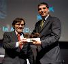 vAlberto Durán, secretario general del CERMI, entrega el premio a Francisco Moza, director de la AECID
