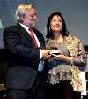 Fabián Cámara, presidente de Down España, entrega el premio a Pilar San Juan, presidenta de la Asociación Down Lleida