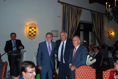 Antonio Ventura junto a Juan Carlos Rodriguez Ibarra, ex presidente de la Junta de Extremadura y el ex ministro de Asuntos Exteriores y Cooperación, Marcelino Oreja