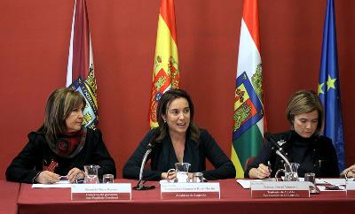 La presidenta del CERMI La Rioja, Cuca Gamarra, junto a la alcaldesa de Logroño, Cuca Gamarra y la Teniente de Alcalde Paloma Corres