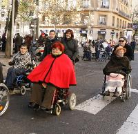 Imagen de personas con discapacidad y acompañantes paseando por la calle