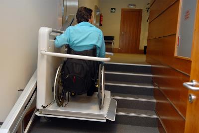 Escalera adaptada con un sistema para las sillas de ruedas