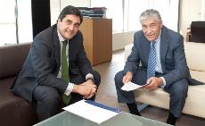 El consejero de Sanidad y Asuntos Sociales del Ejecutivo regional, José Ignacio Echániz, junto al presidente del CERMI Castilla-La Mancha, Luis Perales