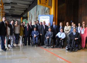 Foto de familia de entidades adheridas a la Red en el 'III Foro Internacional de Diseño Universal y Movilidad en la Ciudad' celebrado en Málaga
