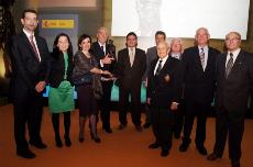 Representantes del CERMI con el Premio Extraordinario de Defensa 2013
