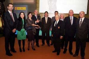 Representantes del CERMI con el Premio Extraordinario de Defensa 2013