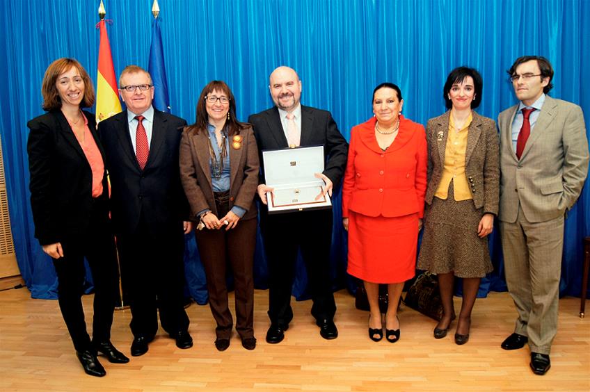 Foto de familia del CERMI tras recibir la Orden del Mérito Constitucional