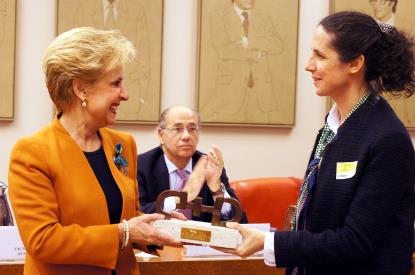 Ana Pélaez, comisionada de Asuntos de Género del CERMI, entrega el Premio Cermi.es 2013 a la presidenta de la Comisión de Igualdad del Congreso, Carmen Quintanilla