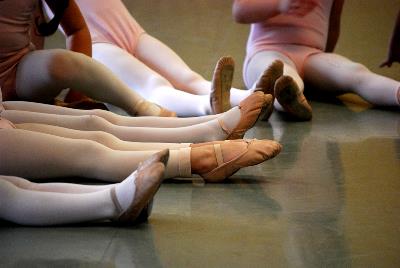 Niñas en clase de ballet 