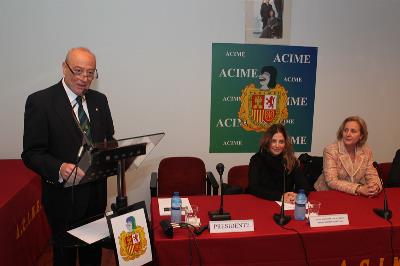 Andrés Medina acompañado de la subsecretaria de Defensa Irene Domínguez-Alcahud
