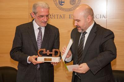 Premio Cermi.es 2013 de inclusión de la discapacidad recibido por el rector de la Universidad de Valencia, Esteban Morcillo, y entregado por el presidente del CERMI, Luis Cayo Pérez Bueno