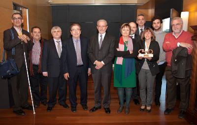 Foto de familia tras la entrega del Premio Cermi.es 2013 de inclusión de la discapacidad a la Universidad de Valencia