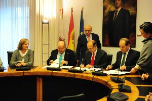 Firma del convenio entre el CERMI Cantabria, el Parlamento de Cantabria y Universidad