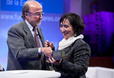 Juan Arena, presidente de Fundación SERES entregando un premio SERES