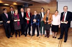 Foto de familia tras la entrega de los Premios cermi.es a las Instituciones Europeas en España