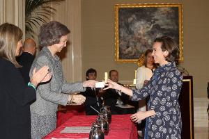 La Reina entrega el premio a la alcaldesa de Logroño, Concepción Gamarra. © Casa de S.M. el Rey / Borja Fotógrafos