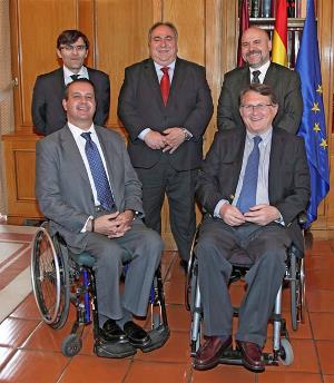 Vicente Tirado, con Luis Cayo Pérez Bueno, Alberto Durán; el diputado Francisco Vañó y el director de políticas de discapacidad, Ignacio Tremiño