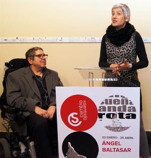 Mercé Luz Arque, jefa del Departamento de Cultura y Ocio de la Fundación ONCE, en la sala Cambio de Sentido junto al artista Ángel Baltasar