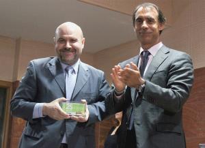 El presidente del CERMI, Luis Cayo Pérez Bueno, recoge el galardón de manos del director general del IMSERSO, César Antón