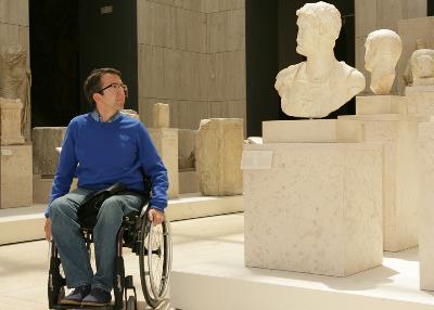 Visitante en silla de ruedas en el Museo Arqueológico Nacional