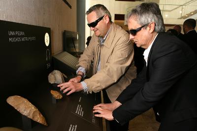 Visitantes ciegos en el Museo Arqueológico Nacional tocando piezas del museo