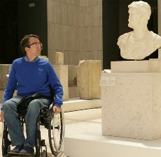 Visitante en silla de ruedas en el Museo Arqueológico Nacional