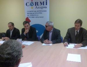 Imagen de la reunión del consejero de Sanidad, Bienestar Social y Familia, Ricardo Oliván, con el CERMI Aragón