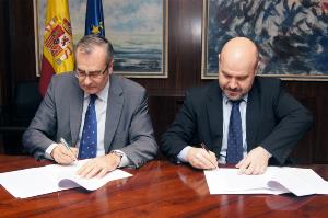 El presidente de Puertos del Estado, José Llorca y el presidente del CERMI, Luis Cayo Pérez Bueno firman un convenio