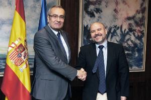 El presidente de Puertos del Estado, José Llorca y el presidente del CERMI, Luis Cayo Pérez Bueno, tras la firma del convenio