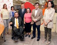 Carlos Rios Espinosa, miembro del Comité de Expertos de Naciones Unidas sobre los derechos de las personas con discapacidad con miembros del CERMI