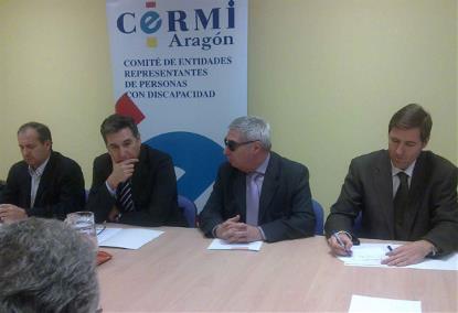 Imagen de la reunión del consejero de Sanidad, Bienestar Social y Familia, Ricardo Oliván, con el CERMI Aragón
