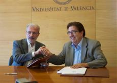El rector de la Universitat de València, Esteban Morcillo, y Juan Luis Planells Almerich, presidente del CERMI Comunidad Valenciana