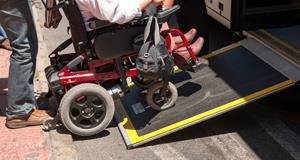 Usuario de silla de ruedas accede al transporte público