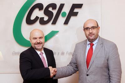 Luis Cayo Pérez Bueno, presidente del CERMI y Miguel Borra, presidente del CSI-F, tras la firma del acuerdo