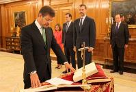 El nuevo ministro de Justicia, Rafael Catalá, jura su cargo ante el Rey