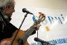 Imagen de una guitarra durante la presentación del CD ‘Extremadura canta a la diversidad’