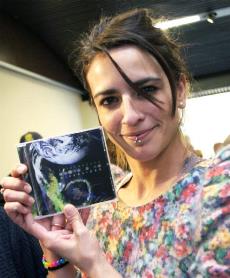 La cantante BEBE muestra el  CD ‘Extremadura canta a la diversidad’