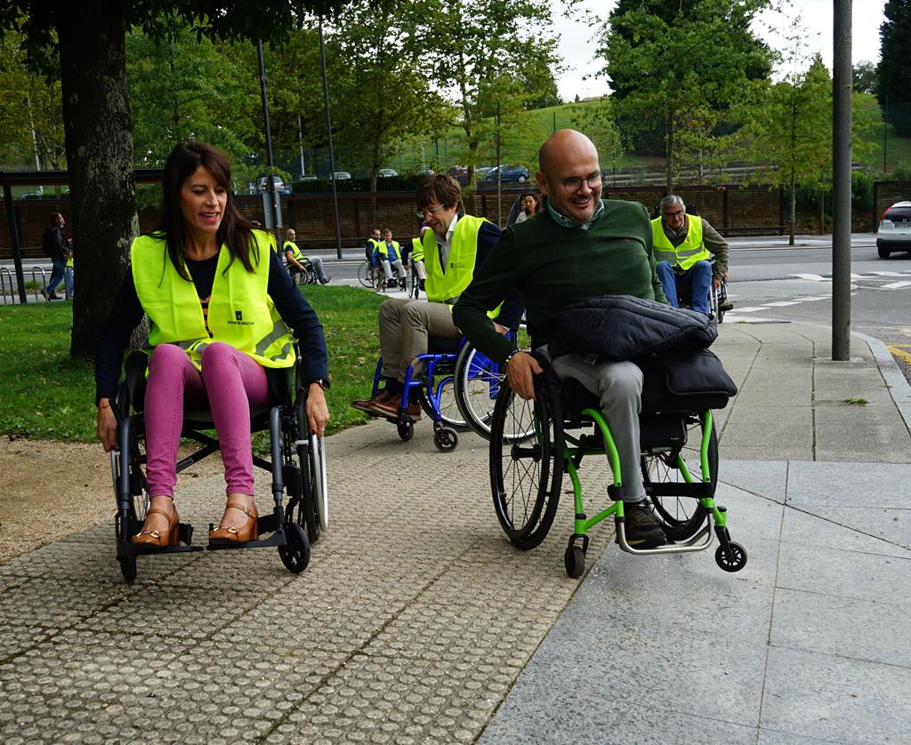 La jornada de sensibilización `Ponte no meu lugar´ de COGAMI sienta en silla de ruedas a la Conselleira de Vivienda y Planificación de Infraestructuras