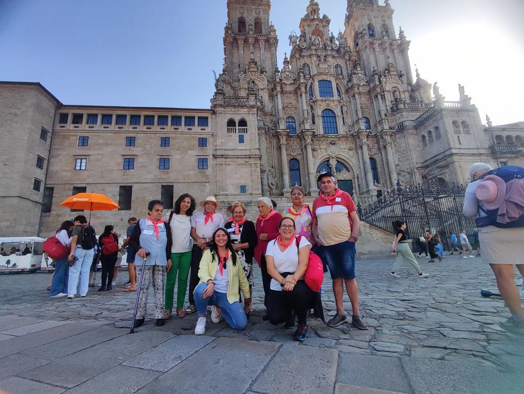 Personas usuarias del centro de día de mayores de Porto do Son visitan la catedral de Santiago