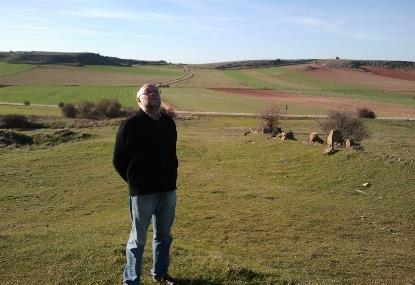 Javier Tamarit, psicólogo, en los campos de Soria