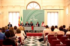 El presidente del CERMI, Luis Cayo Pérez Bueno, en el acto solemne de clausura de los cursos máster y experto de discapacidad y atención a la dependencia de la Universidad de Granada