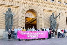 Imagen en el ayuntamiento de Zaragoza, con pancarta "contra la violencia de género"