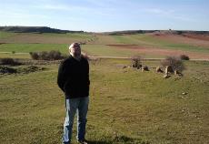 Javier Tamarit, psicólogo, en los campos de Soria