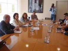 Luis Cayo Pérez Bueno (primero por la izquierda) y Cuca Gamarra (segunda por la izquierda), en un momento de la reunión