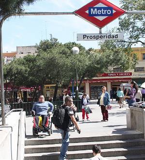 Falta de accesibilidad en el acceso a una estación de metro