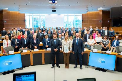 Luis Cayo Pérez Bueno, presidente del CERMI, en la foto de familia del acto de firma del convenio entre el Grupo Social ONCE y el Parlamento Europeo, en Bruselas