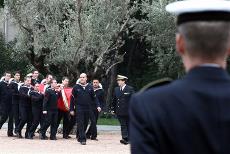 Un militar y un grupo de personas con discapacidad