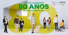 Cartel de la ONCE donde se lee: "Contigo celebramos 80 años de evolución social"