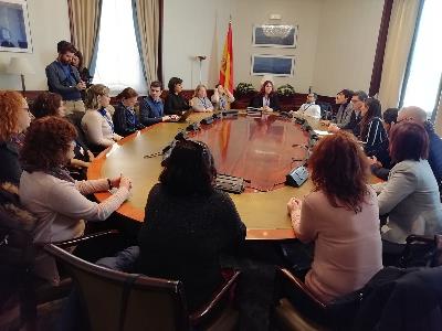 Presidenta y vicepresidenta ejecutiva de la FCM, Concha Díaz y Ana Peláez, respectivamente, durante el acto en la Cámara Baja con Ciudadanos y miembros de CERMI y FCM